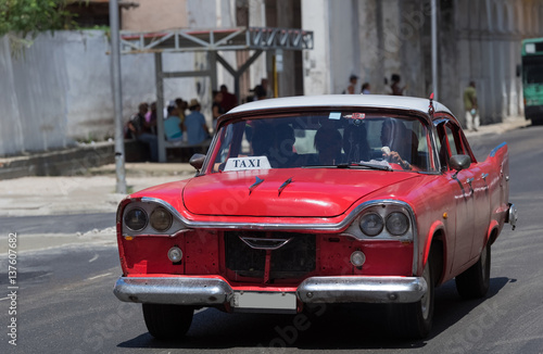 Amerikanischer roter Oldtimer mit weißem Dach fährt auf der Hauptstrasse in Havanna Kuba - Serie Kuba Reportage