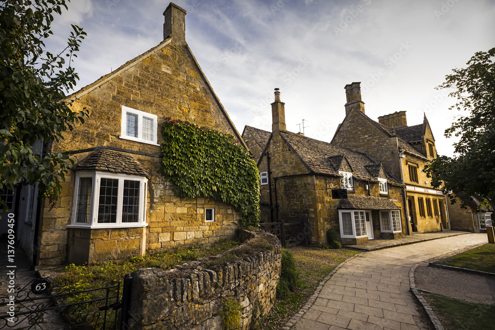 Pretty cottages along High Street, Broadway, Cotswolds, Worcestershire, England, UK, Western Europe