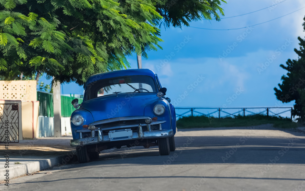 Amerikanischer blauer Oldtimer parkt in der Seitenstraße von Varadero Kuba - Serie Kuba Reportage