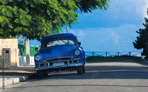 Amerikanischer blauer Oldtimer parkt in der Seitenstraße von Varadero Kuba - Serie Kuba Reportage © mabofoto@icloud.com