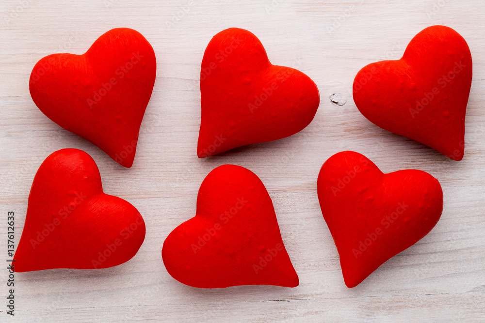 Obraz premium Red hearts the gray background. Valentine Day background.