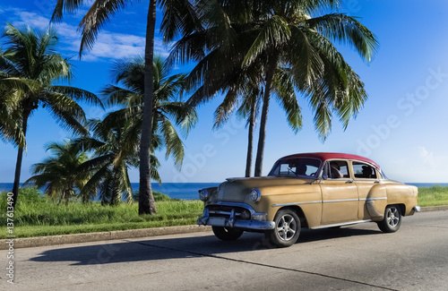 Goldener amerikanischer Oldtimer fährt auf dem Malecon in Havanna Kuba - Serie Kuba Reportage © mabofoto@icloud.com