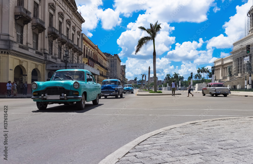 Blauer Oldtimer auf der Hauptstraße in Havanna Kuba fährt vor dem Capitolio - Serie Kuba Reportage