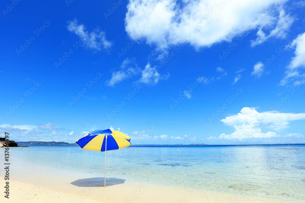美しい沖縄のビーチと夏空
美しい沖縄のビーチと夏空