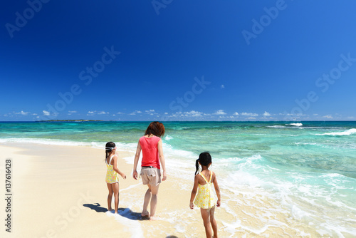 南国沖縄のビーチで遊ぶ親子 
