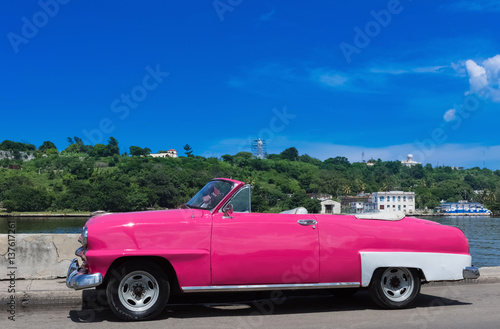 Pinker amerikanischer Cabriolet Oldtimer parkt auf dem Malecon in Havanna Kuba  - Serie Kuba Reportage © mabofoto@icloud.com