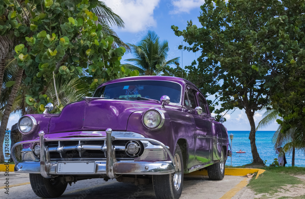 Amerikanischer schwarz lila Oldtimer parkt am Strand von Varadero Kuba - Serie Kuba Reportage