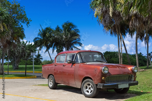 Roter Oldtimer parkt in Varadero Kuba undter Palmen - Serie Kuba Reportage © mabofoto@icloud.com