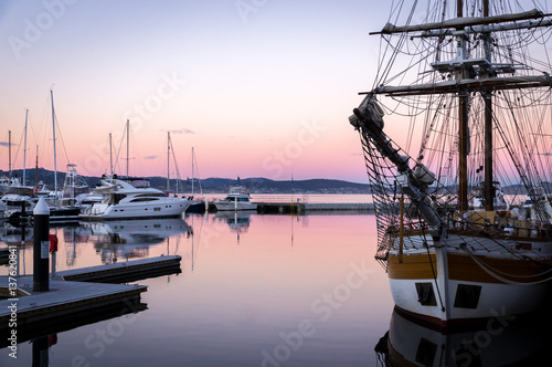 Fototapeta Naklejka Na Ścianę i Meble -  Sail boat at sunset in the port of Hobart, Tasmania