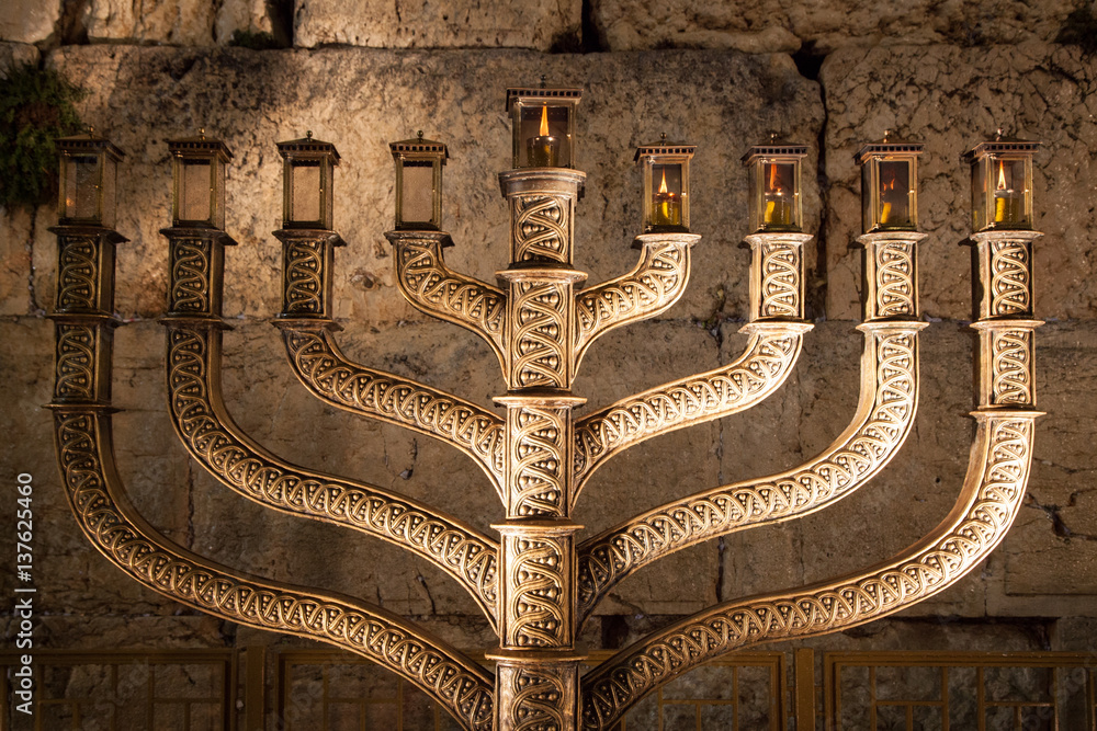Obraz premium Chanuka świeciła na tle ściany płaczu