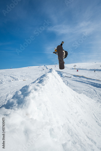 Snowboarder jumping against blue sky © homydesign