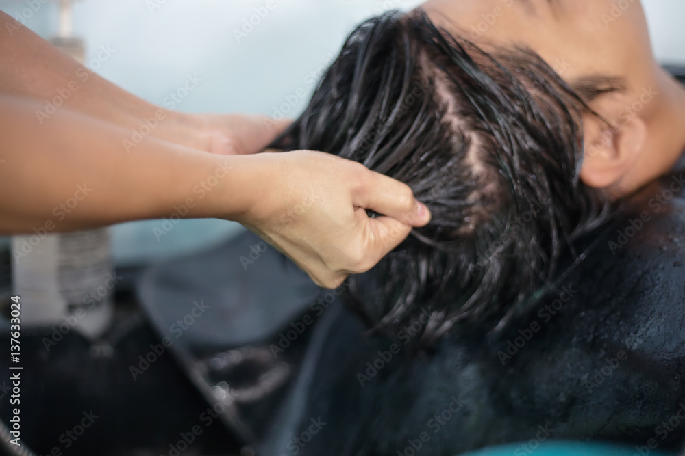 Naklejka premium blurry of young man at the hairdresser salon hairstyle make model ,soft focus