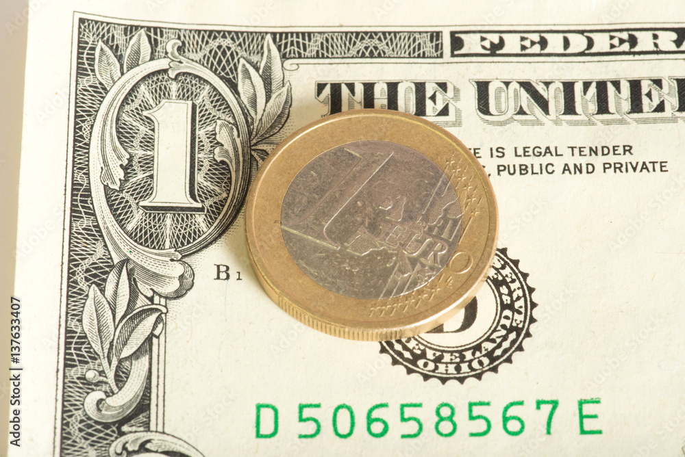 Euro Münze und ein Dollar Schein Stock Photo | Adobe Stock