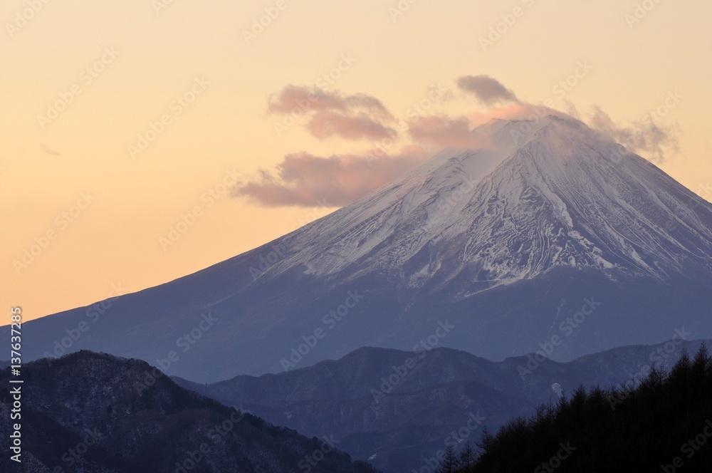 柳沢峠より朝日の富士山