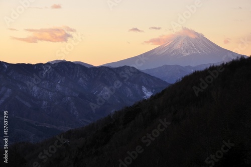 柳沢峠より朝日の富士山