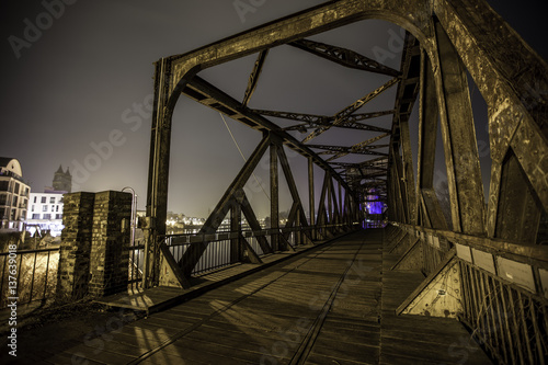 Beleuchtete Brücke in Magdeburg