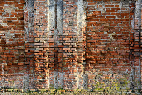 Alte renovierungsbedürftige Ziegelmauer