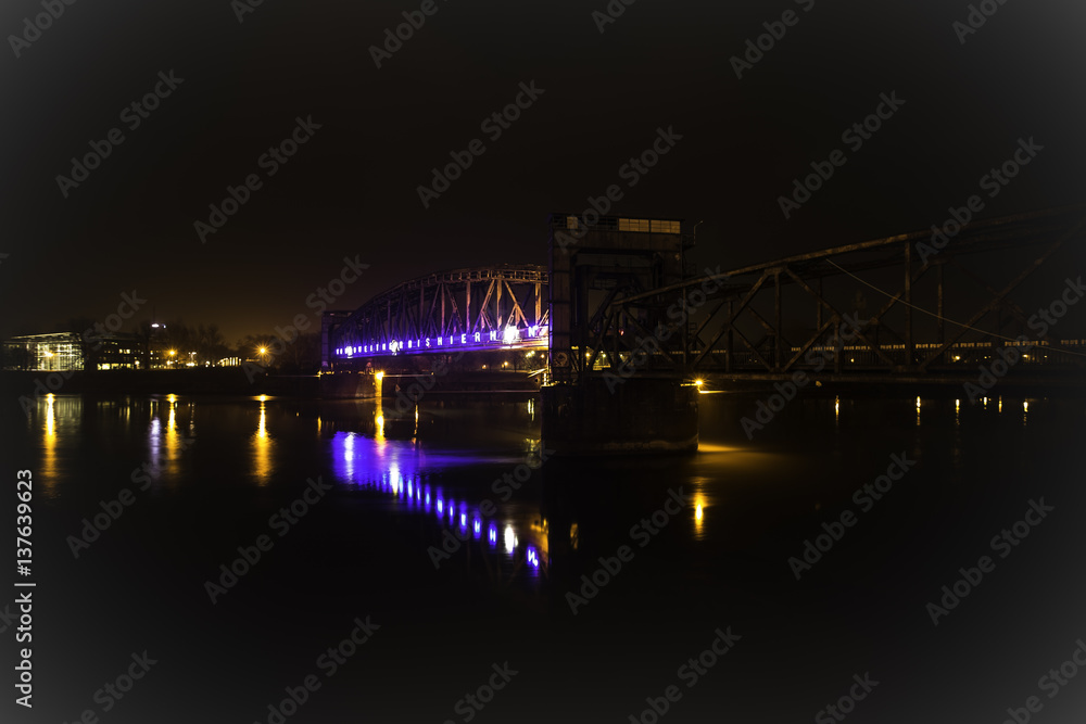 Beleuchtete Brücke in Magdeburg