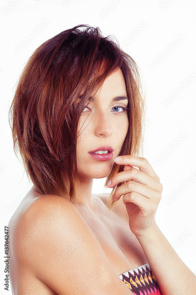Portrait d'une jeune femme de profil au regard sensuel, la main près de la bouche Portrait d'une jeune femme de profil au regard sensuel, la main près de la bouche