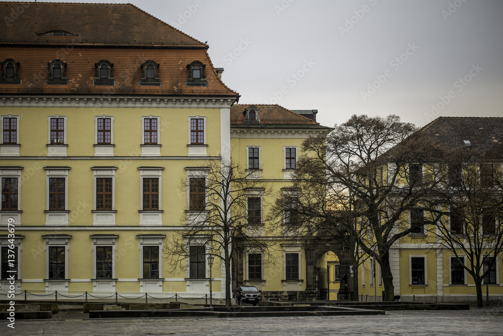 Obraz premium Justizministerium in Magdeburg an einem Wintertag