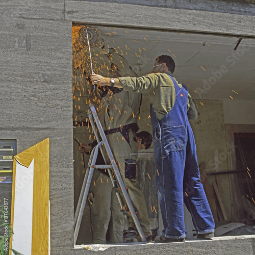 Handwerker baut Fenster aus photo