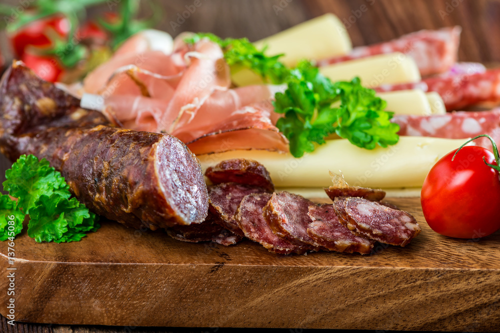 Brettljausn - Wurst und Käse Platte - Jause Brettljausn - Wurst und Käse Platte - Jause