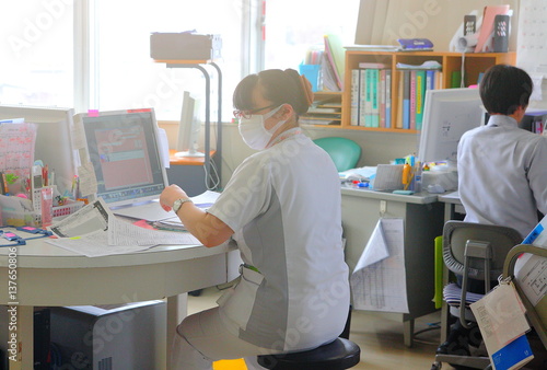 状況を確認するナース〜医療現場