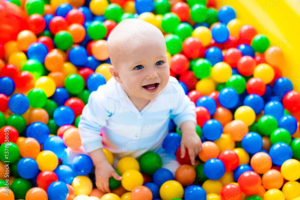 Obraz premium Child playing in ball pit on indoor playground