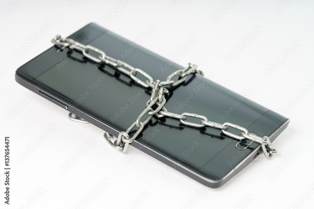 Smartphone / schwarzes Smartphone mit einer Kette Smartphone / schwarzes Smartphone mit einer Kette
