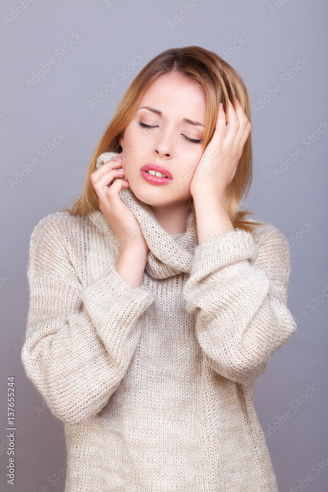 Jeune femme malade se tenant la tête Jeune femme malade se tenant la tête