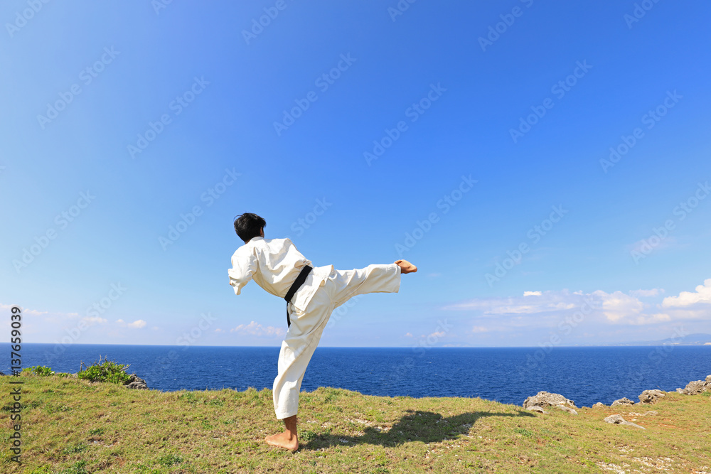 南国の美しいビーチで鍛える男性	
