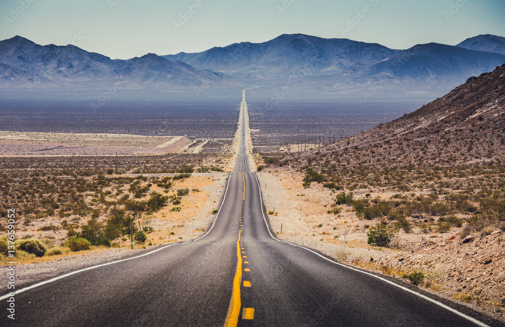 Obraz premium Niekończąca się prosta autostrada w amerykańskim południowo-zachodnim USA