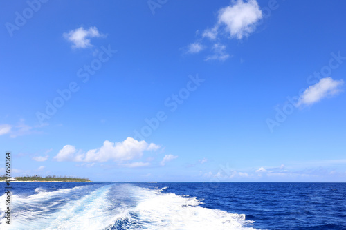 美しい沖縄の海と夏空 