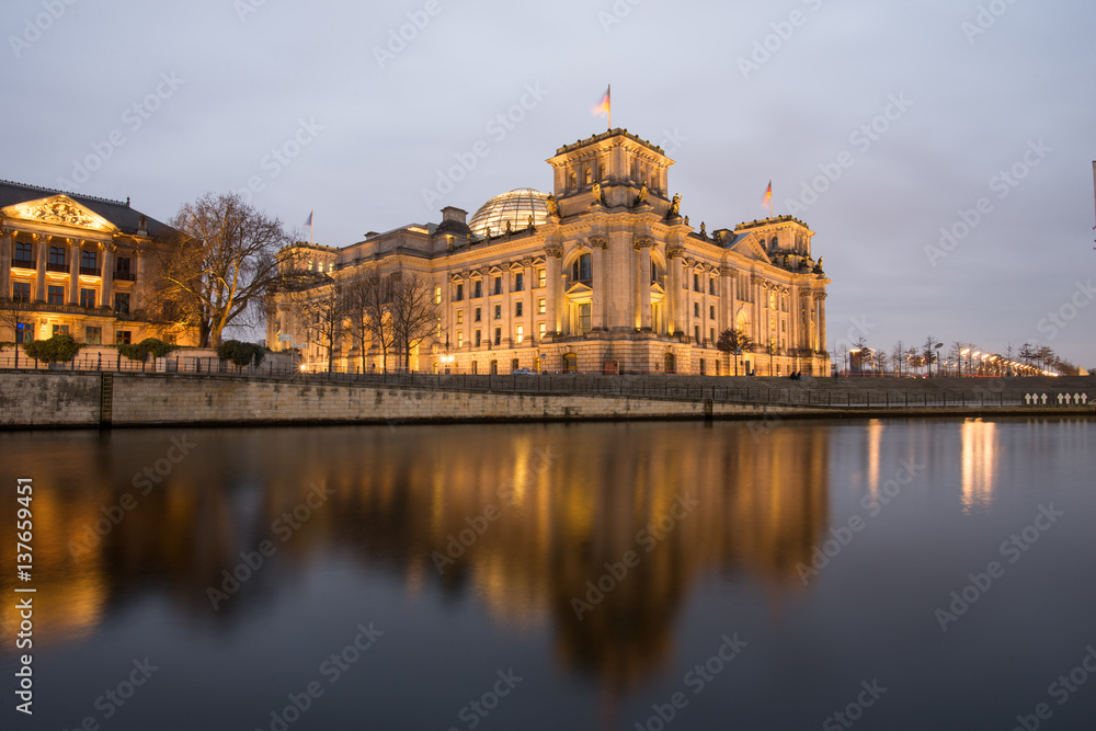 Reichstag am Abend mit Spree im Vordergrund