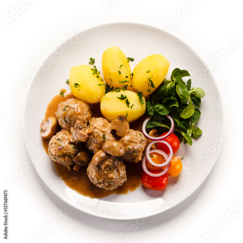 Broiled meatballs, boiled potatoes and vegetables 
