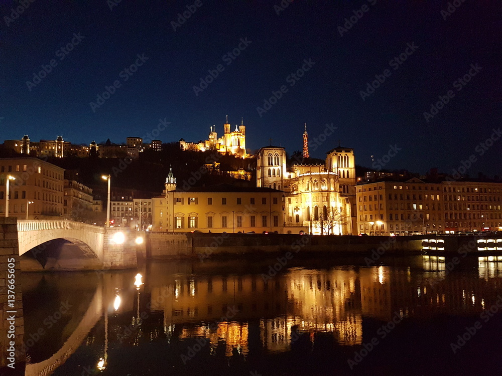 Fototapeta premium Colline de Fourvière vue de nuit à Lyon