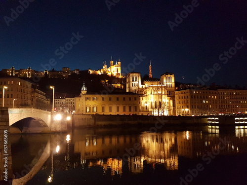 Colline de Fourvière vue de nuit à Lyon