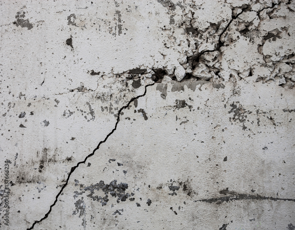 Obraz premium Cracked whitewashed wall with rich and various texture