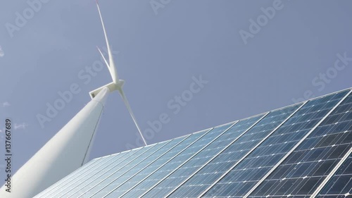 Wind Turbine und Solar Panel mit blauem Himmel Hintergrund eingezoomt photo