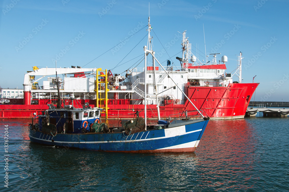 Fischkutter und Frachtschiff auf der Ostsee
