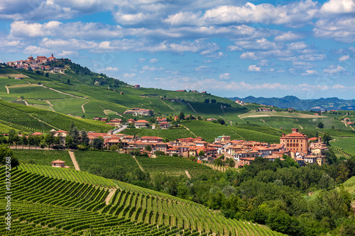 Foto Town of Barolo among vineyards in Italy.