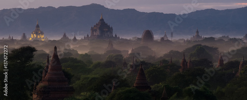 Obraz na płótnie Ananda pagoda at dusk, in the Bagan plain, Myanmar (Burma)