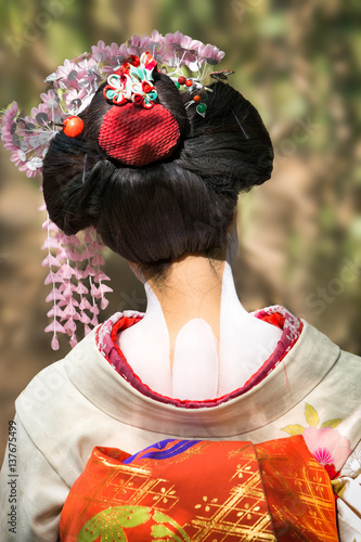 Japanische Maiko mit traditioneller weißer Halspartie photo