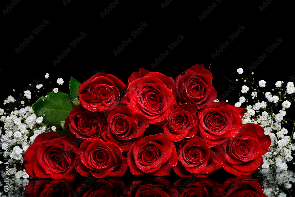 Obraz premium dozen red roses black background