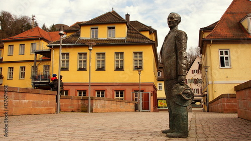 Bronzestatue von  Hermann Hesse in Calw auf der Nikolausbrücke