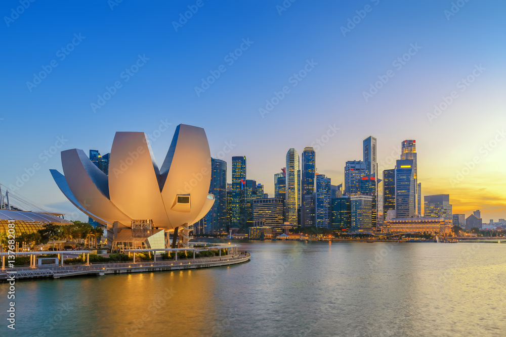 Naklejka premium Panoramę miasta Singapur w nocy, Marina Bay, Singapur