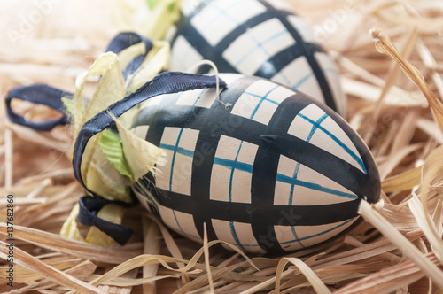 Oeufs de Pâques décorés dans un nid