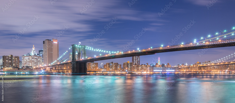 Naklejka premium Night view of Manhattan and Brooklyn bridge