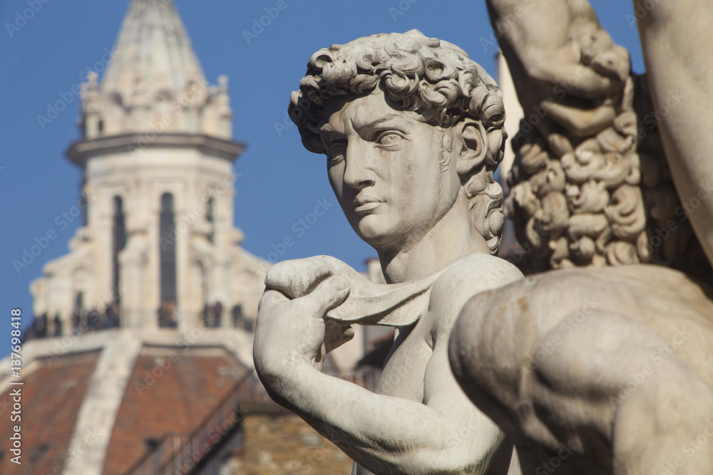 Italia,Toscana,Firenze,copia del David di Michelangelo e sullo sfondo la cupola del Duomo. Italia,Toscana,Firenze,copia del David di Michelangelo e sullo sfondo la cupola del Duomo.