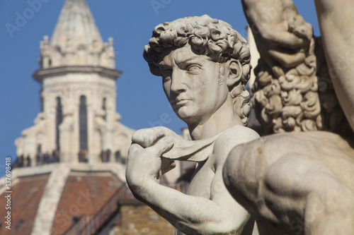 Italia,Toscana,Firenze,copia del David di Michelangelo e sullo sfondo la cupola del Duomo.